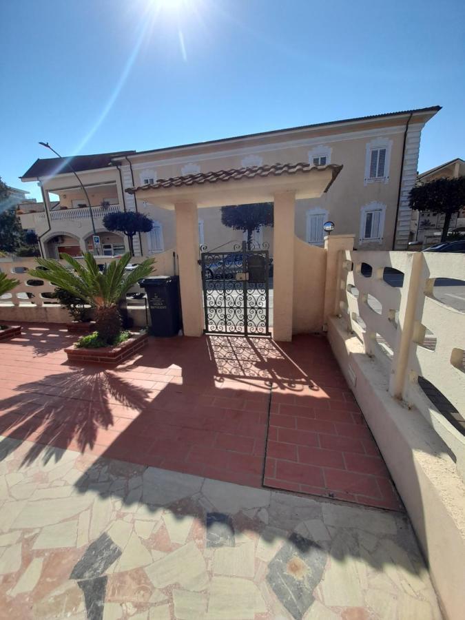 Bouganville Casa Vacanza Ambiente Climatizzato Con Wi Fi Pineto Extérieur photo