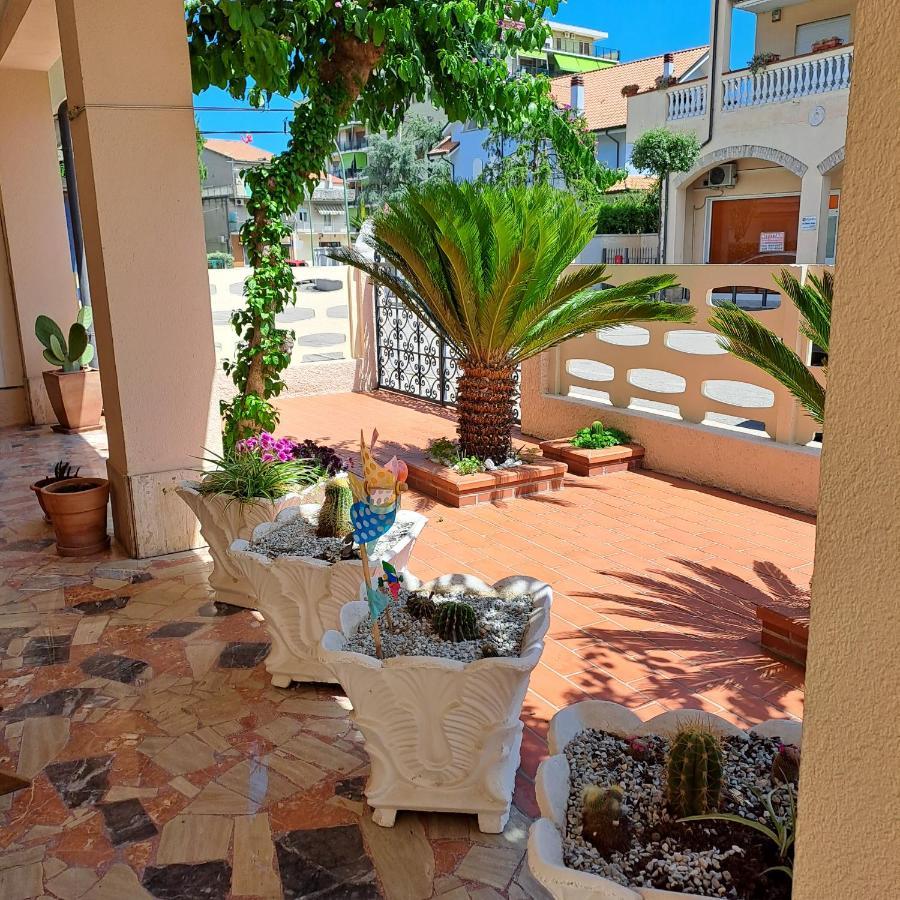 Bouganville Casa Vacanza Ambiente Climatizzato Con Wi Fi Pineto Extérieur photo