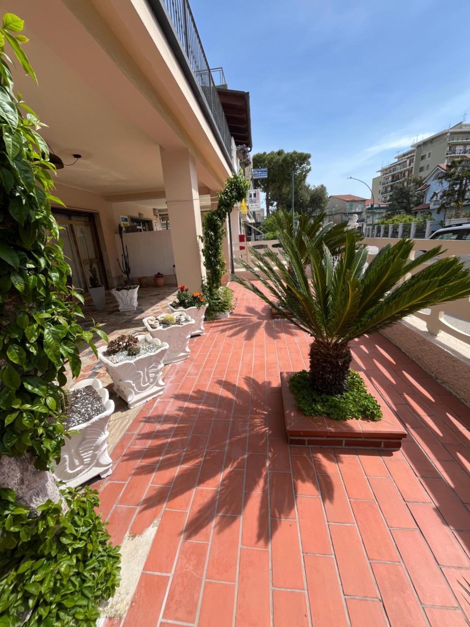 Bouganville Casa Vacanza Ambiente Climatizzato Con Wi Fi Pineto Extérieur photo